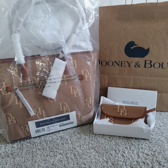(NWT) Dooney and Bourke large tote with wallet and 24k gold plated DB hardware - Picture 2 of 16